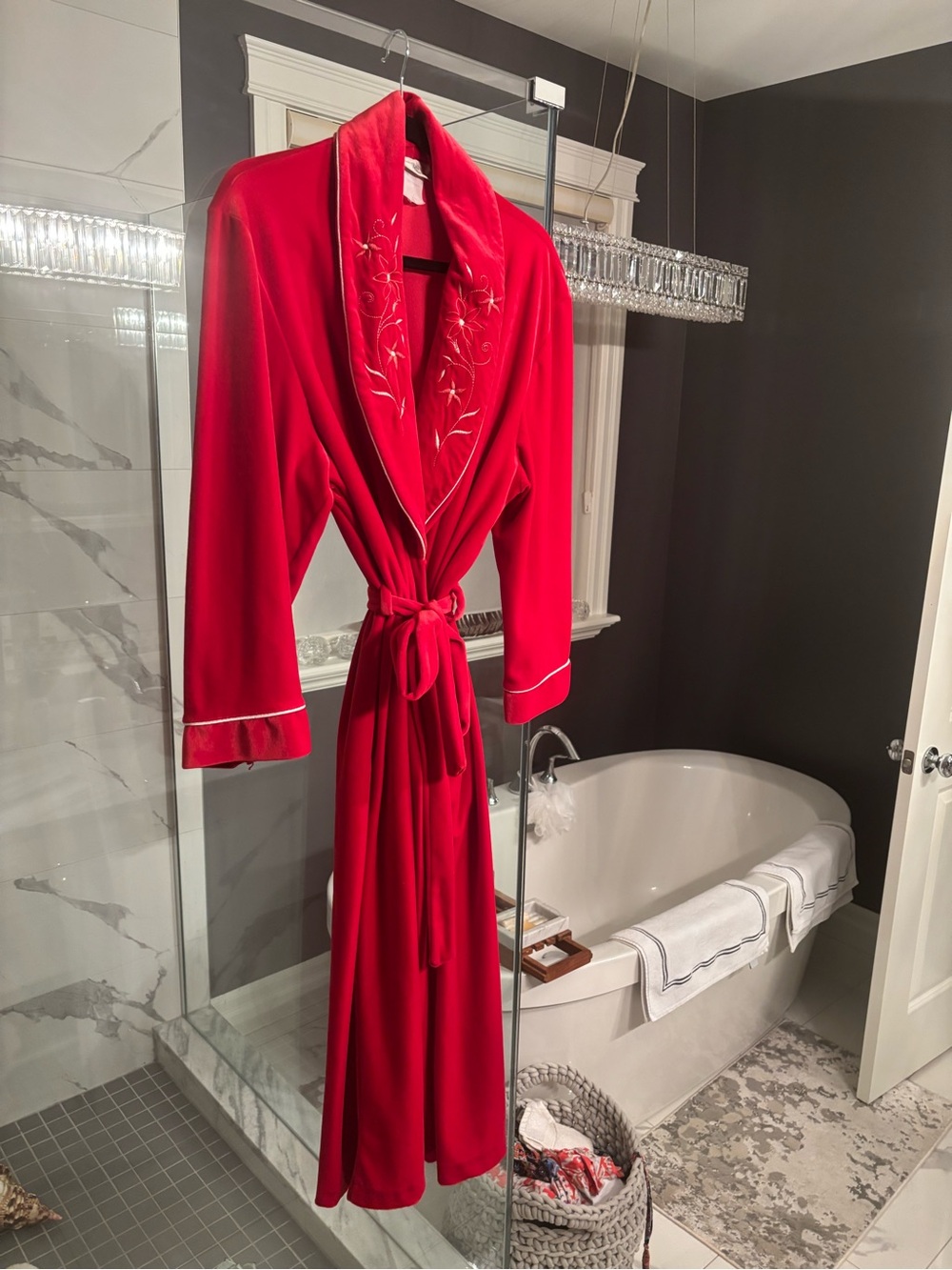 Vintage .80/90s velour red robe size
Large PENMANS
